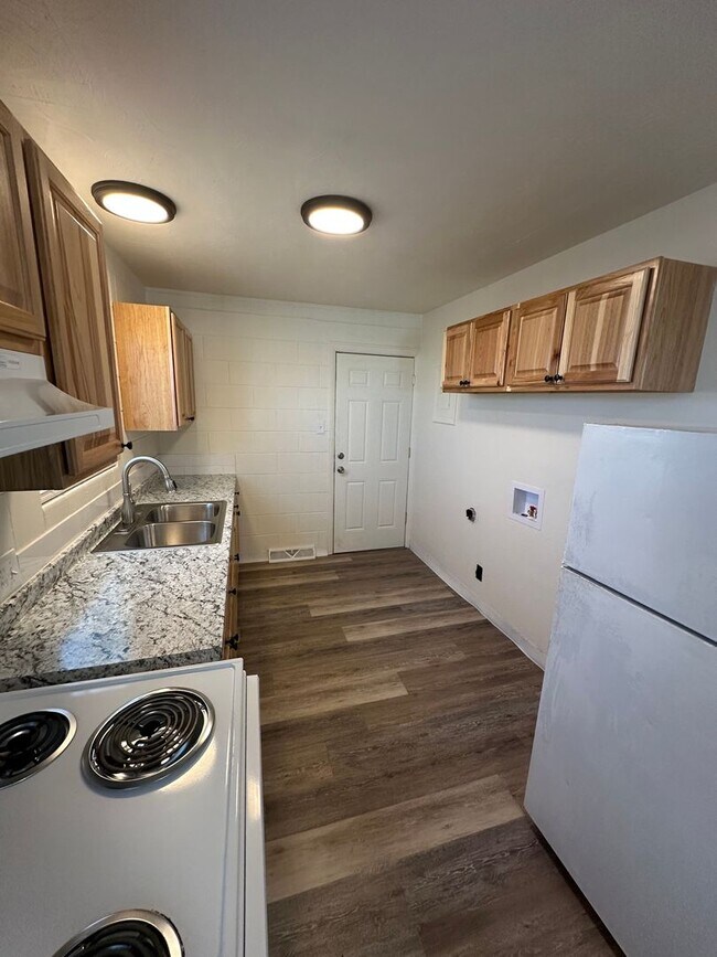 Building Photo - Large 3 Bedroom apartment!