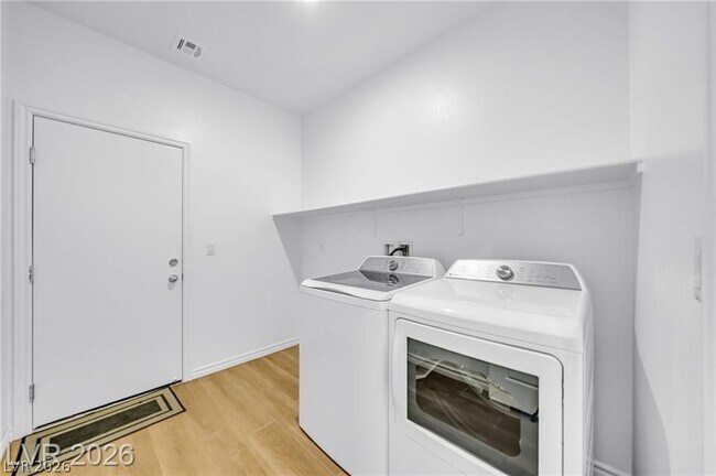 Building Photo - 2706 Song Pt Ave