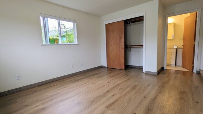Building Photo - Conveniently located 3/2 home near Henders...