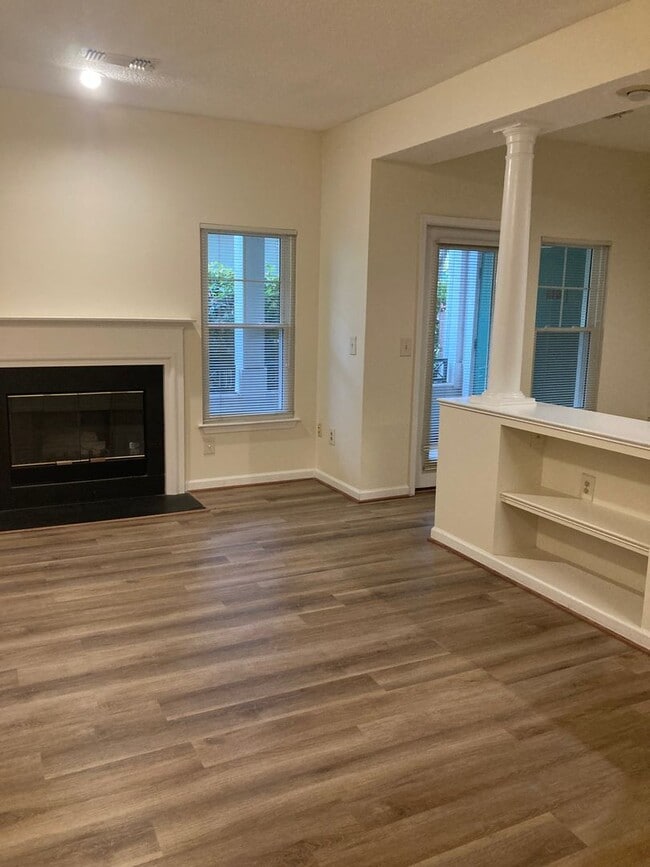 Building Photo - Beautiful 2 Bed 2 Bath Condo In Popular Oak Park Community - Water Included!