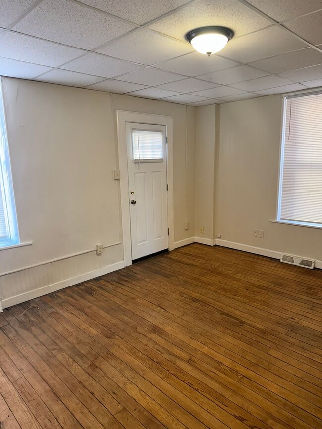 Building Photo - 3 bedroom, 1 bath, 2 story half double house