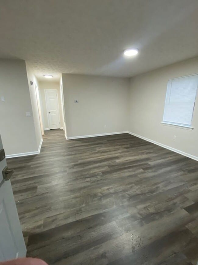 Building Photo - Quiet Living in the country.