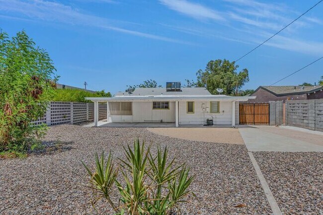Building Photo - Charming home located in a highly convenient central Phoenix area