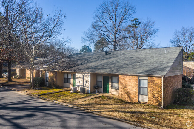 Building Photo - Village Green