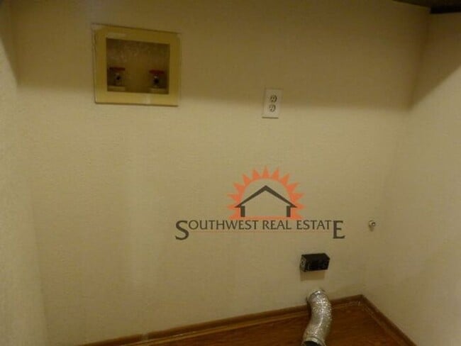 Building Photo - Beautiful 3 bedroom 2 bath brick home