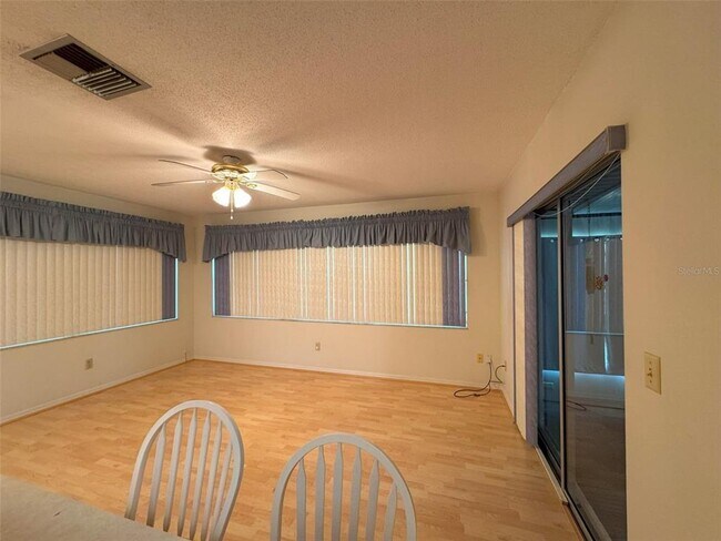 Building Photo - 1050 Bloomfield Dr