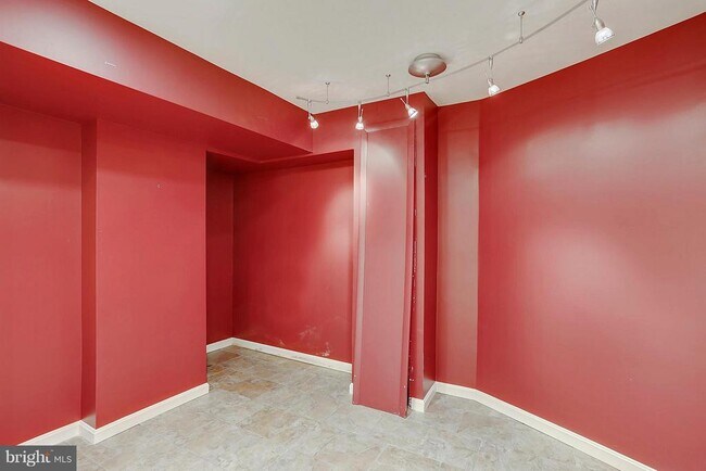 Building Photo - 9801 Clydesdale St