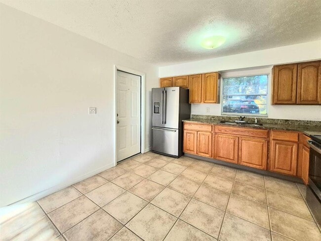 Building Photo - 1702 E Mulberry Dr