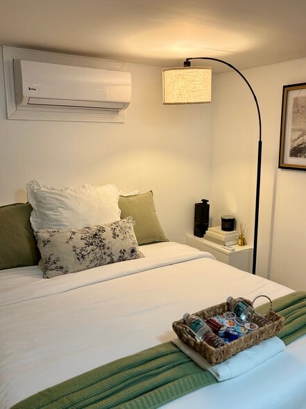 Building Photo - 256 Aqueduct Rd