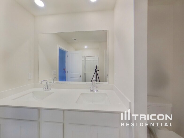 Building Photo - 4018 Rustling Grass Trl