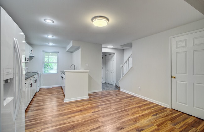 Building Photo - 204 Parkwood Dr