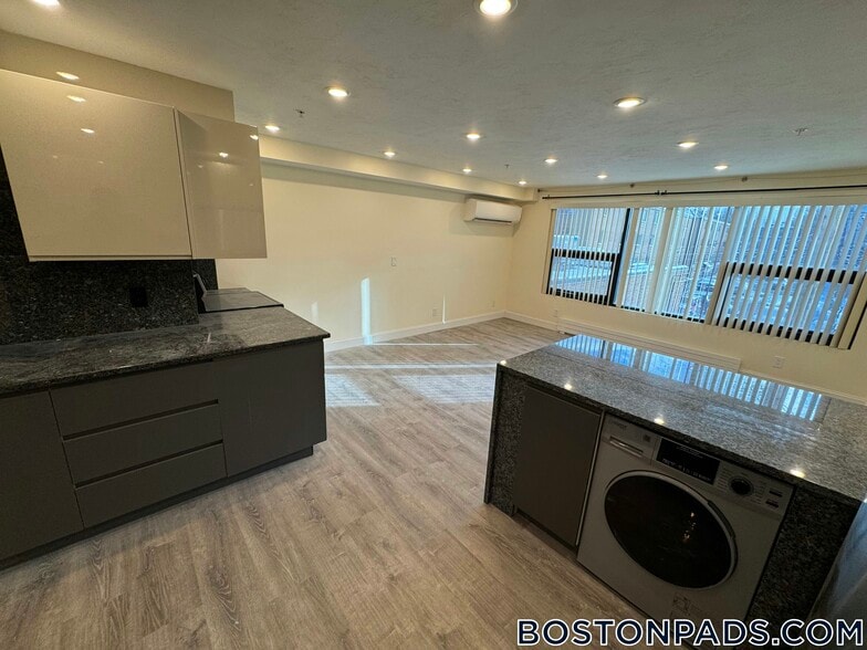 Building Photo - 1028a Commonwealth Ave