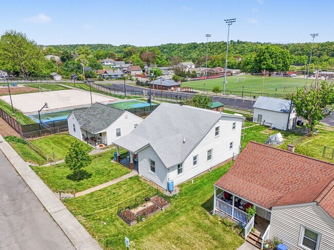 Building Photo - Spacious 5-Bedroom Home Near Radford University