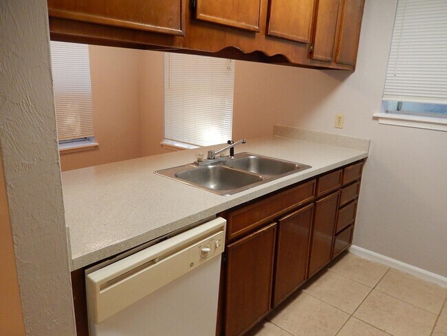 Building Photo - 2334 Sylvan Ct
