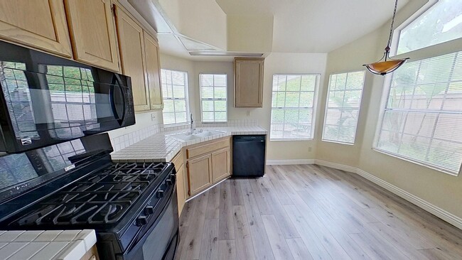 Building Photo - 806 S Sapphire Ln