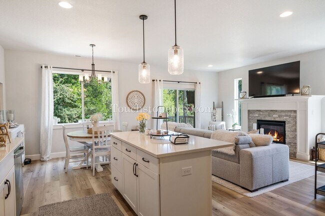 Building Photo - Luxurious 4 Bed/3.5 Bath Residence - Your ...