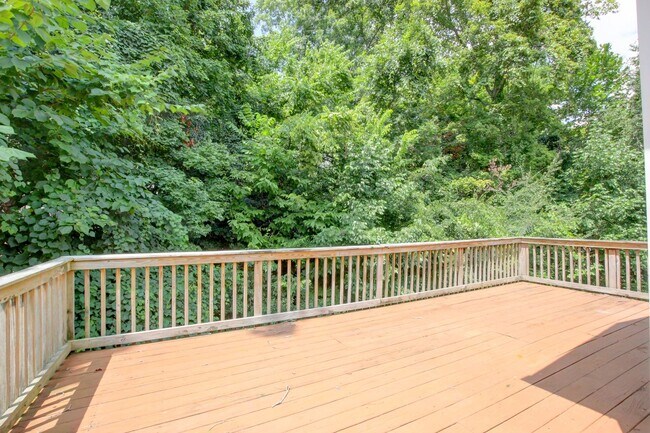 Building Photo - 3 bed 2 bath w sweet basement.  Go