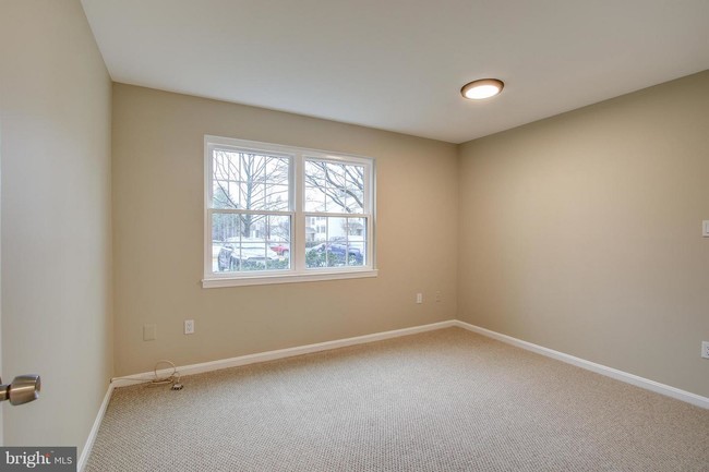 Building Photo - 6 Normandy Square Ct