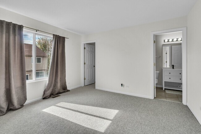Building Photo - 1084 Ellsworth Dr