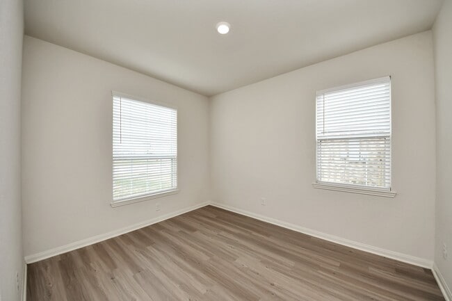 Building Photo - 305 Wayne County Dr