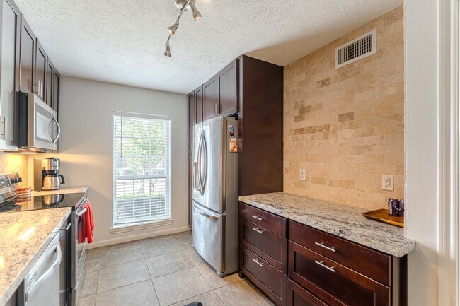 Building Photo - 6339 Del Monte Dr