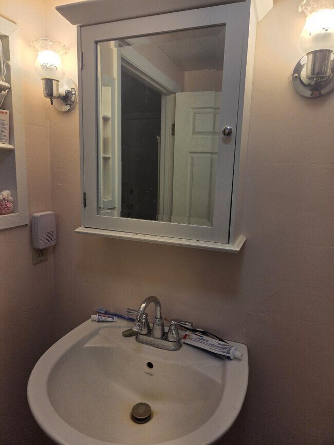 Building Photo - 8 Woodknoll Dr