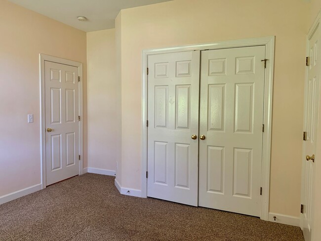 Building Photo - AMAZING Luxurious Residence, Near Educational Facilities, With Upscale Amenities!