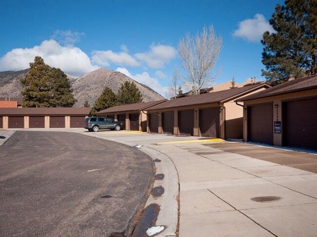 Building Photo - Elk Run Townhouse with 1 car garage.