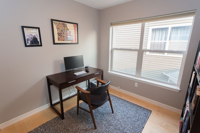 Building Photo - Single family, 3 bedroom, 1.5 bath home ju...