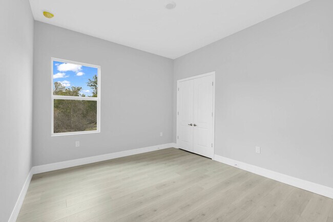 Building Photo - 405 Loveland Blvd