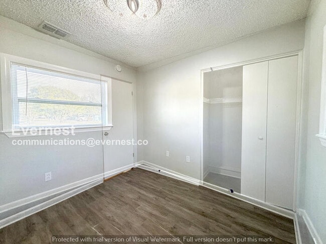 Building Photo - Spacious 4 Bed, 2 Bath Home with Off-Street Parking and Hookups