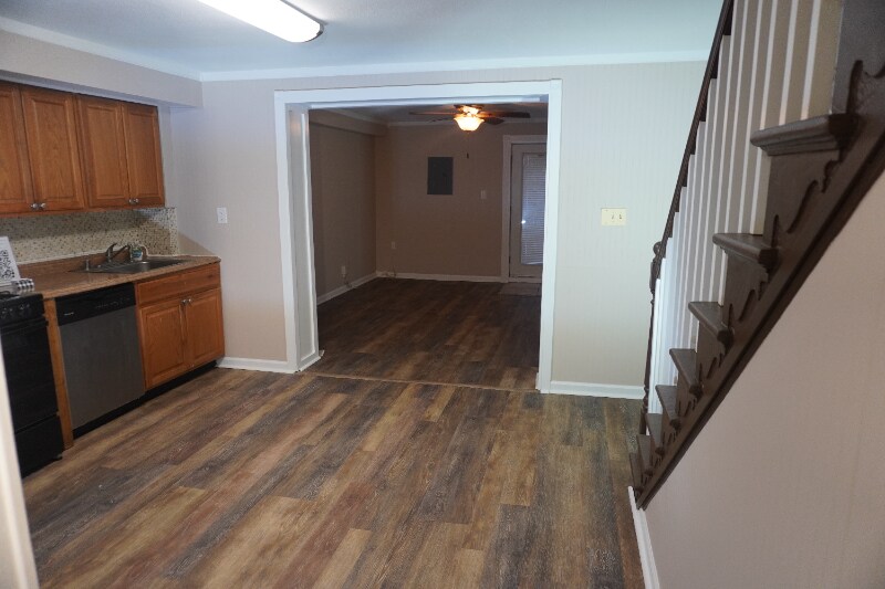 Building Photo - 7956 Eastdale Rd