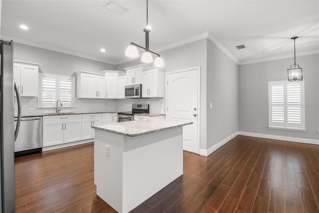 Building Photo - 260 SW Lincoln Cir N