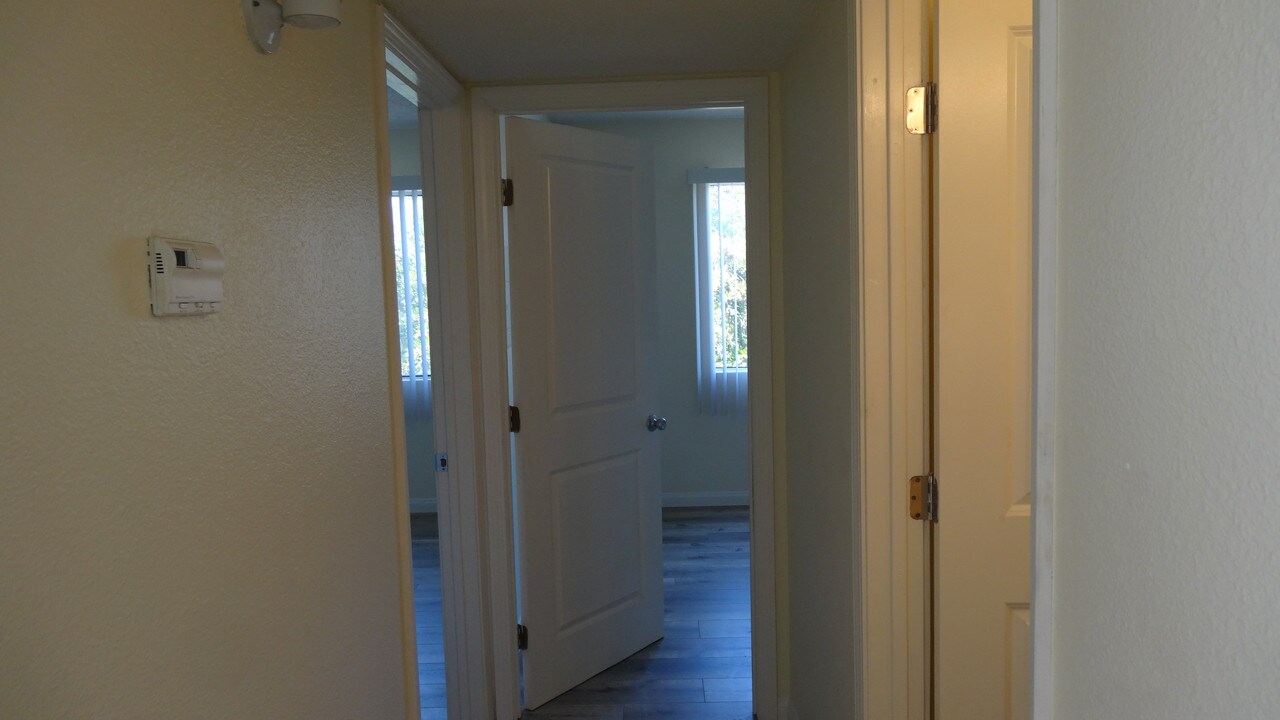 Building Photo - 518 Oak St