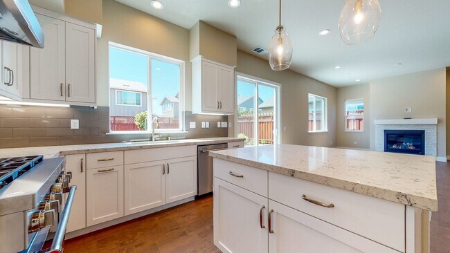 Building Photo - Bright and beautiful Home in Coffey Park! ...