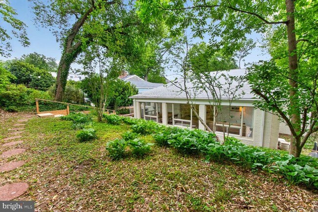 Building Photo - 3305 W Coquelin Terrace
