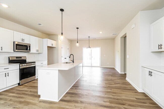 Building Photo - Beautiful 4BR 3.5BA Townhome w/ Full Appliance Kitchen Garage Parking in University