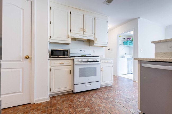 Building Photo - 630 Georgian Hills Dr