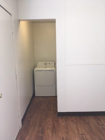 Building Photo - 507 W 1st St