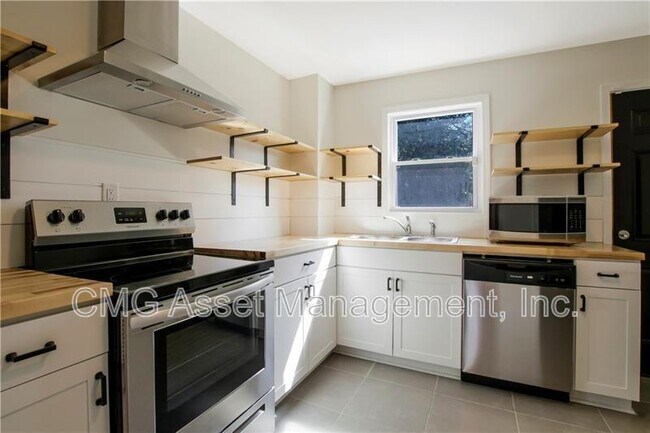 Building Photo - 551 Valley Hill Rd SE