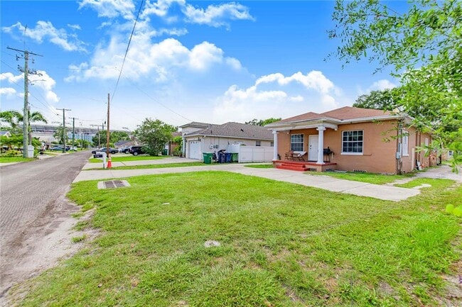 Building Photo - 3321 W Woodlawn Ave