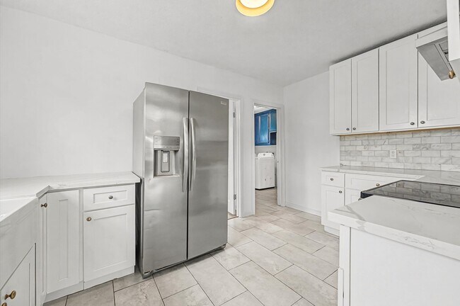 Building Photo - 511 Joyce St