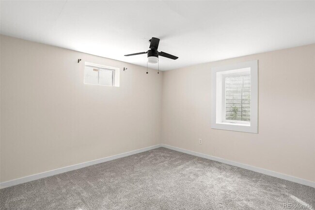 Building Photo - "Charming 3-Bedroom Home with 2 Full Baths in Prime Lakewood Location!"