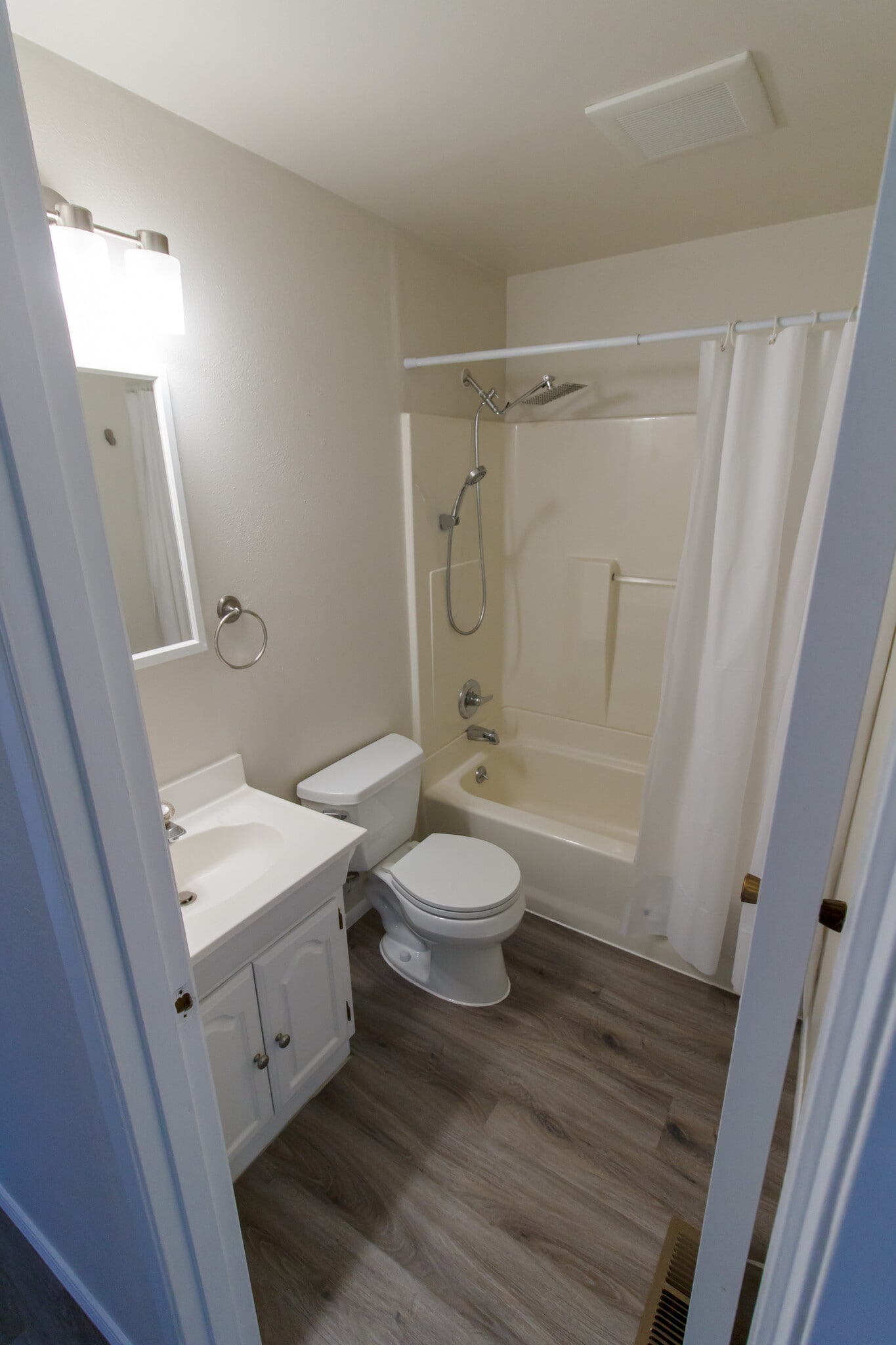 Full bath - 2549 Yew Street Rd