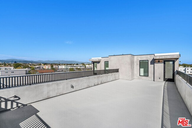 Building Photo - 2204 1/2 Carmona Ave
