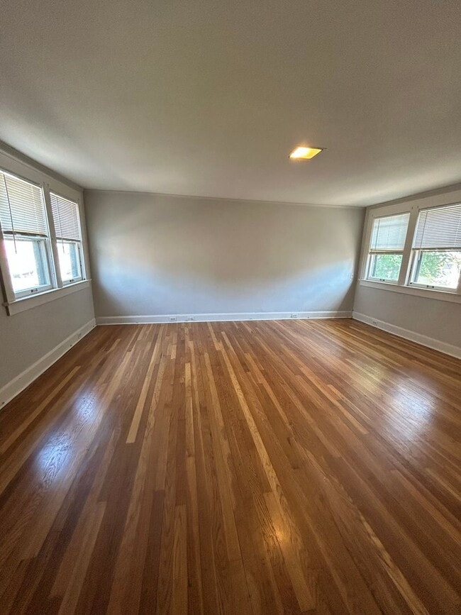 Building Photo - Charming 3-Bed Near UMKC – Hardwood Floors...