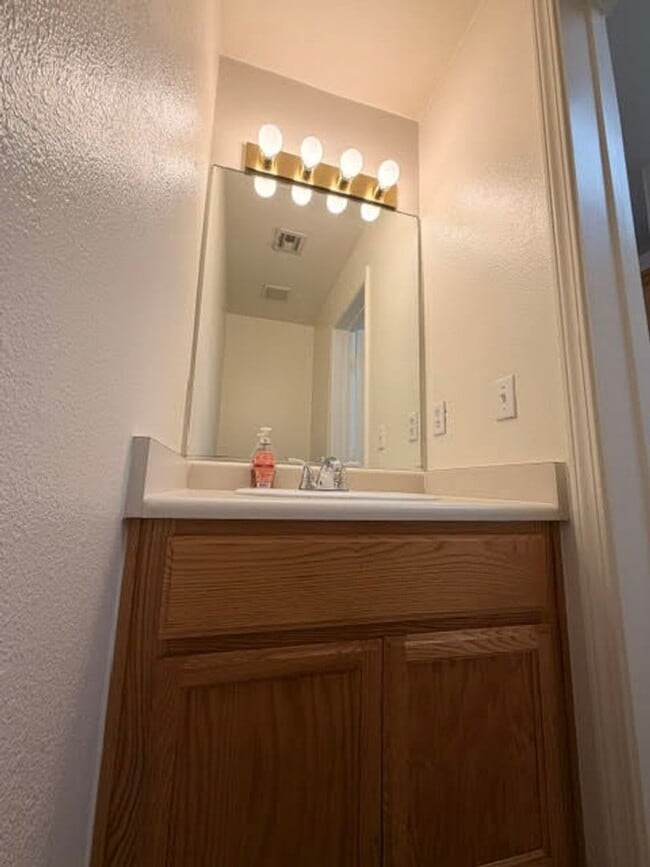 Building Photo - 3 bedrom 2.5 bath Gated Community Townhome with community  Pool, Spa & Private Garage