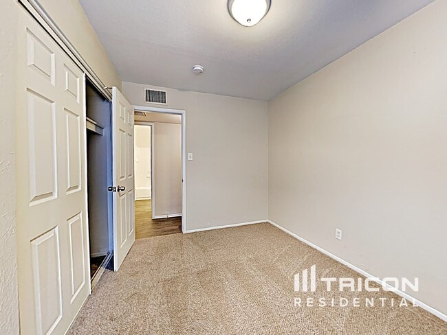 Building Photo - 5712 N 63rd Dr