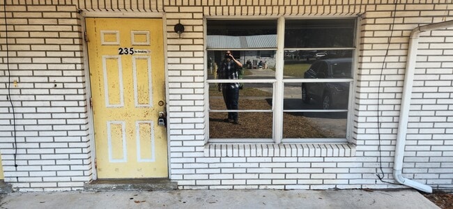 Building Photo - 235 Mimosa Dr