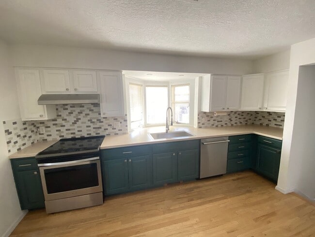 Building Photo - Large 4-Bedroom